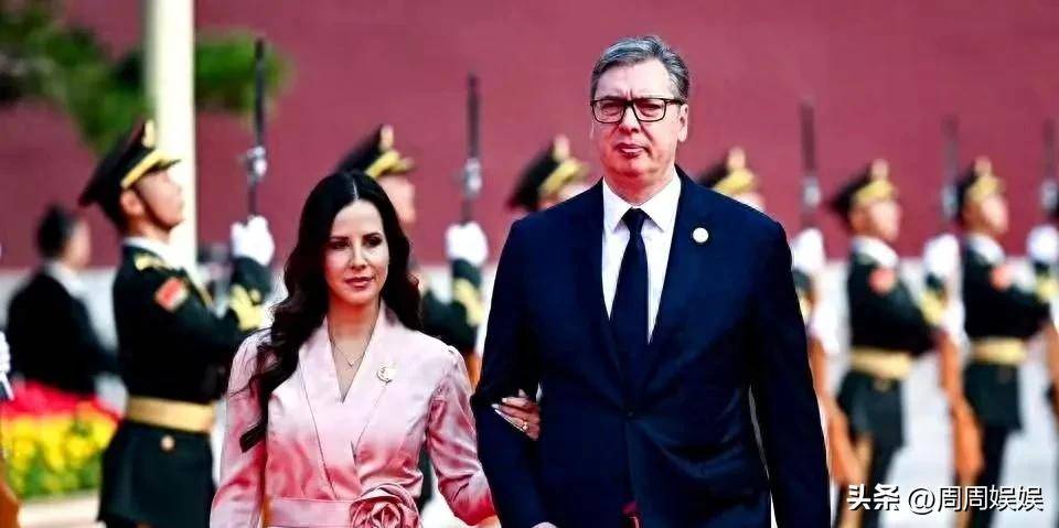 武契奇夫人爬长城拍了超多美照超开心印花裙一穿惊艳众人